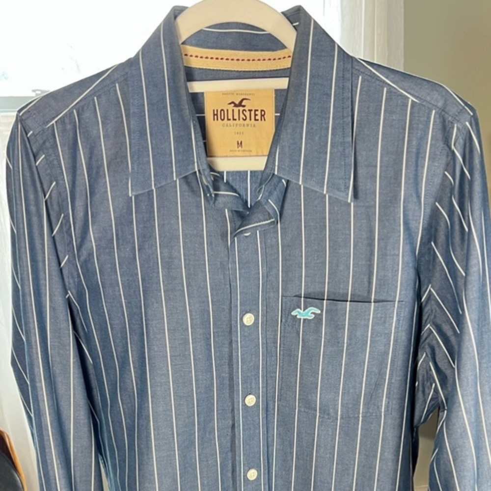 Hollister Men’s Blue & White Pin Striped Button Down Shirt Size Medium